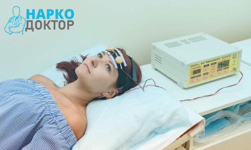 Девушка проходит импульсную электростимуляционную терапию